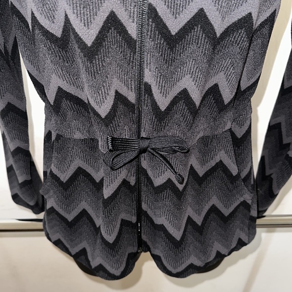 The North Face Women’s Zip Up Chevron Print Jacket w/ Cinched Waist - Picture 6 of 12